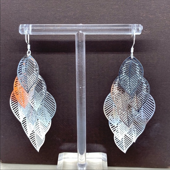 🌟 Leaves Earrings - Picture 5 of 6